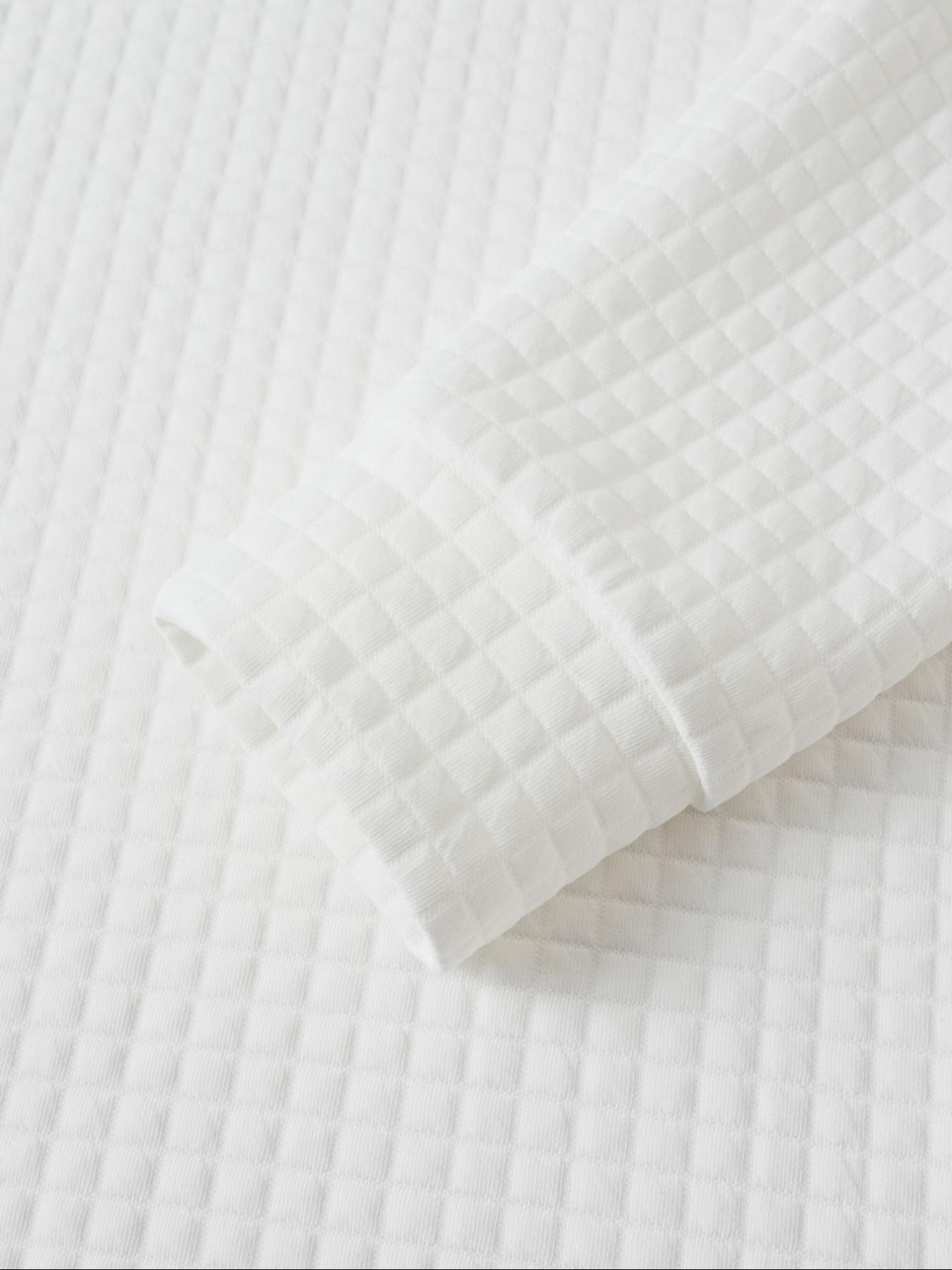 A new men's autumn and winter knitted crew neck long sleeve sweatshirt, suitable for daily wear, vintage half button design, casual and versatile trend simple pullover, is a must-have item in men's wardrobe.