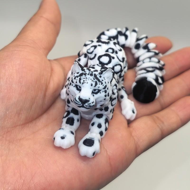A  leopard figurine, suitable for home decoration ornaments