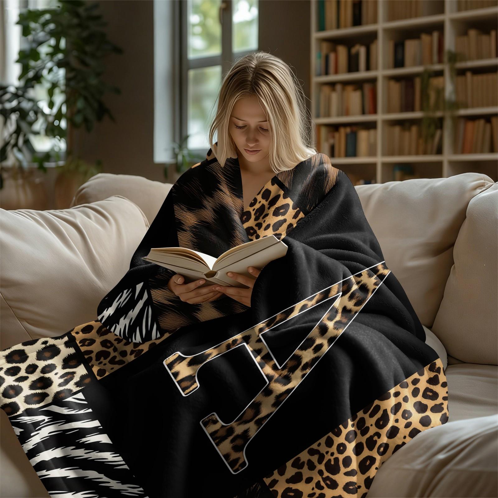26 Letters Leopard Print Flannel Blanket, Soft & Comfortable, Warm & Breathable, Perfect for Couch Bed Recliner, Stylish Alphabet Printed Flannel Throw, Suitable for Bedroom Living Room Dorm, All-Season Cozy Gift Blanket