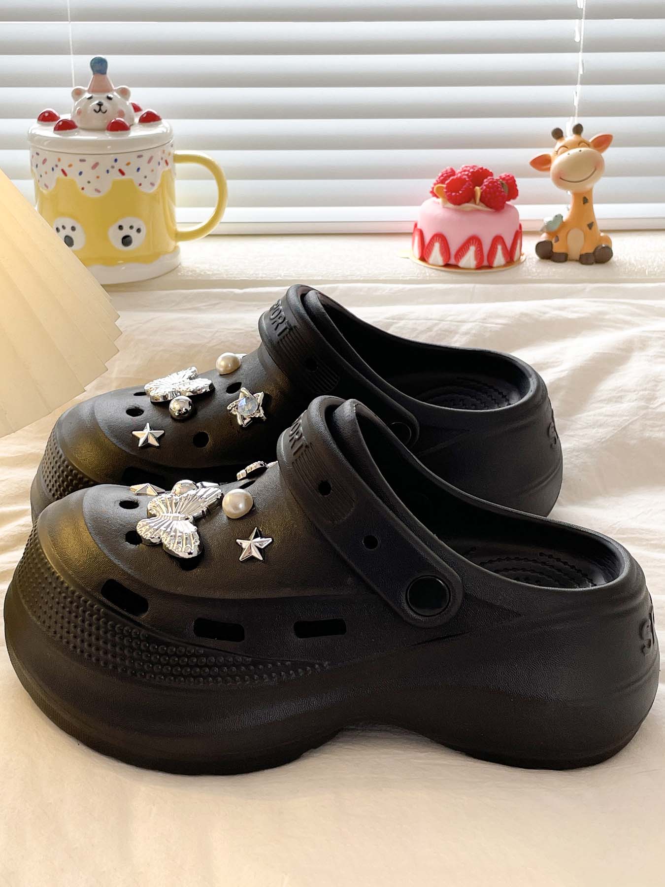 2026 New Fashion Versatile Holey Shoes for Women, Eva Comfortable Breathable Thick Sole, Simple Casual Beach Sandals, Outdoor Garden Shoes, Slipper, Slippers Shoes