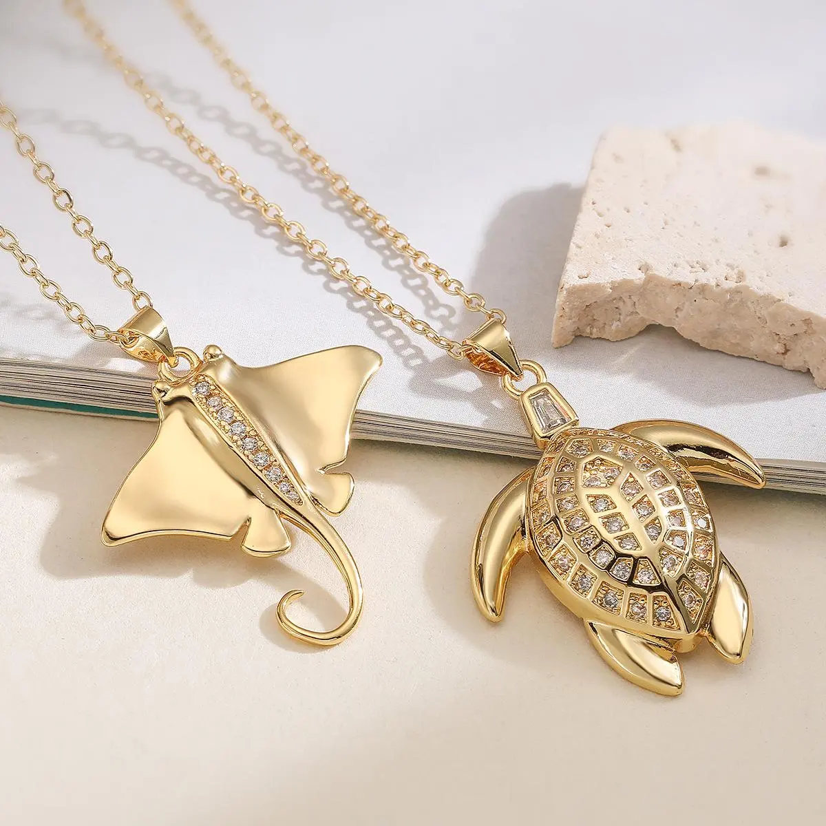 Sea Turtle Pendant Necklace for Women, Aesthetic Gold Plated Dainty Necklace with CZ Zircon Details, Ocean Inspired Layered Collarbone Jewelry, Lightweight Waterproof Beach Charm Necklace for Summer Vacation, Daily Wear & Gift Ideas