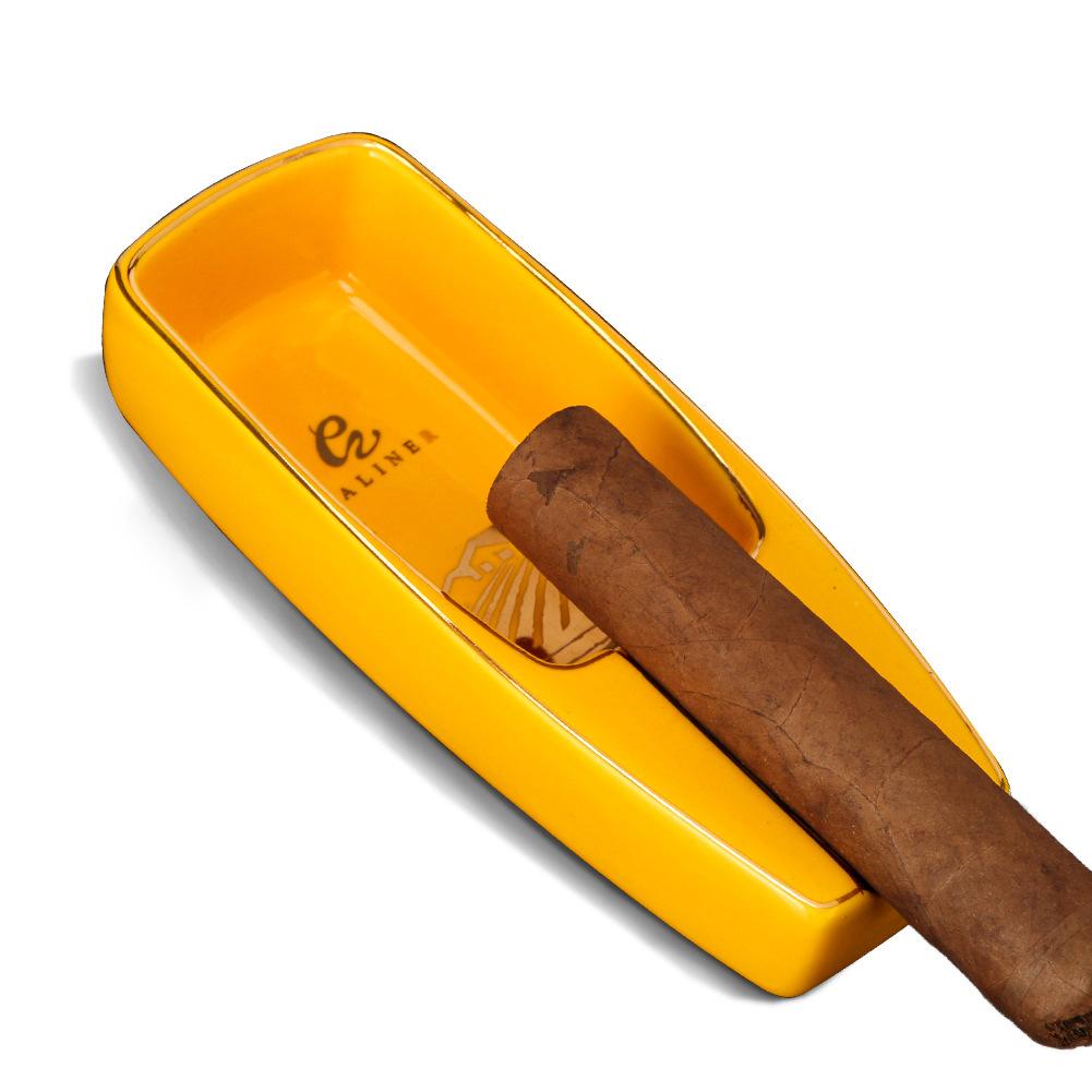 Portable Guba cigar box, with cigar box and waterproof fumigator system (cigar storage bag + red ashtray + cigar clipper three-piece set), can hold 8 cigar (artificial) - travel-friendly cigar rack, ideal men's cigar and storage gift box