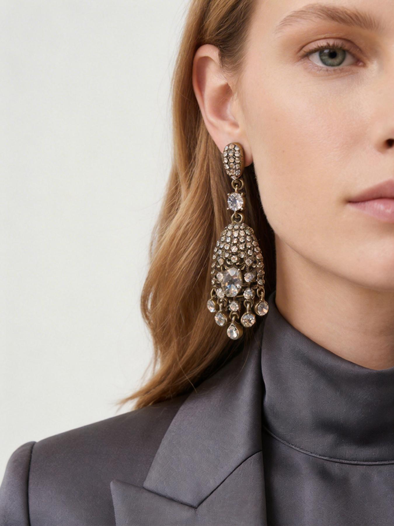 1 pair of fashionable and elegant tassel pendant earrings, suitable for daily commuting, vacation and dating, and also a surprising and exquisite small gift.