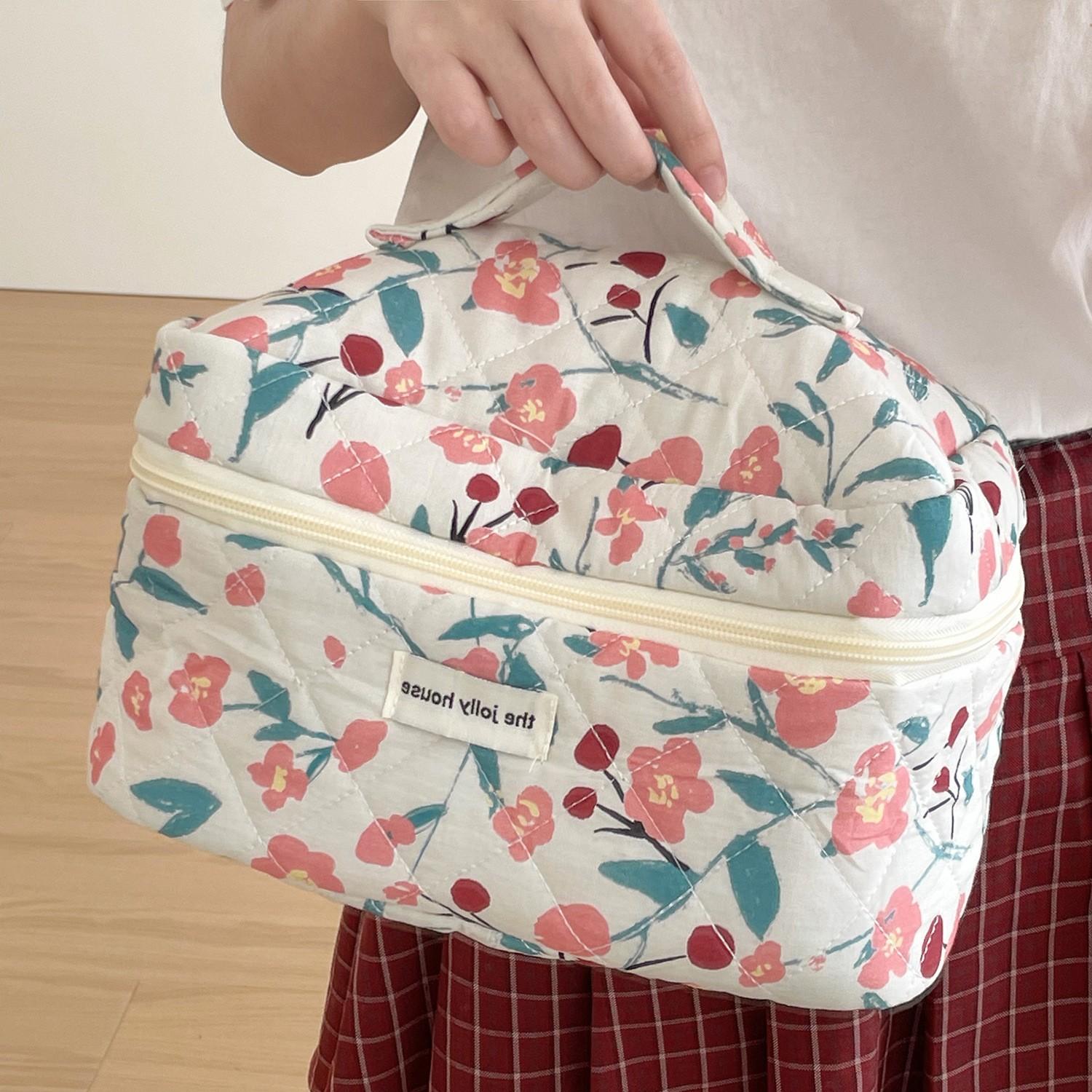 3/1 Pcs Quilted Travel Makeup Bag, Large Capacity Fluffy Cosmetic Bag, Washable Floral Pattern, Portable, Ideal for Women/girls Travel Gifts