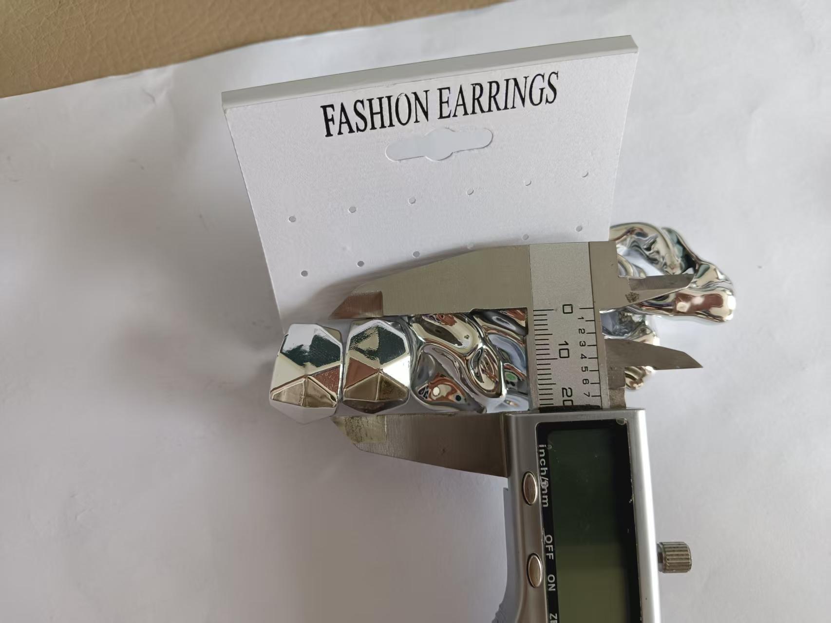 Gold-colored European and American minimalist geometric three-dimensional irregular earrings with a unique design, pleated studs, niche high-end earrings