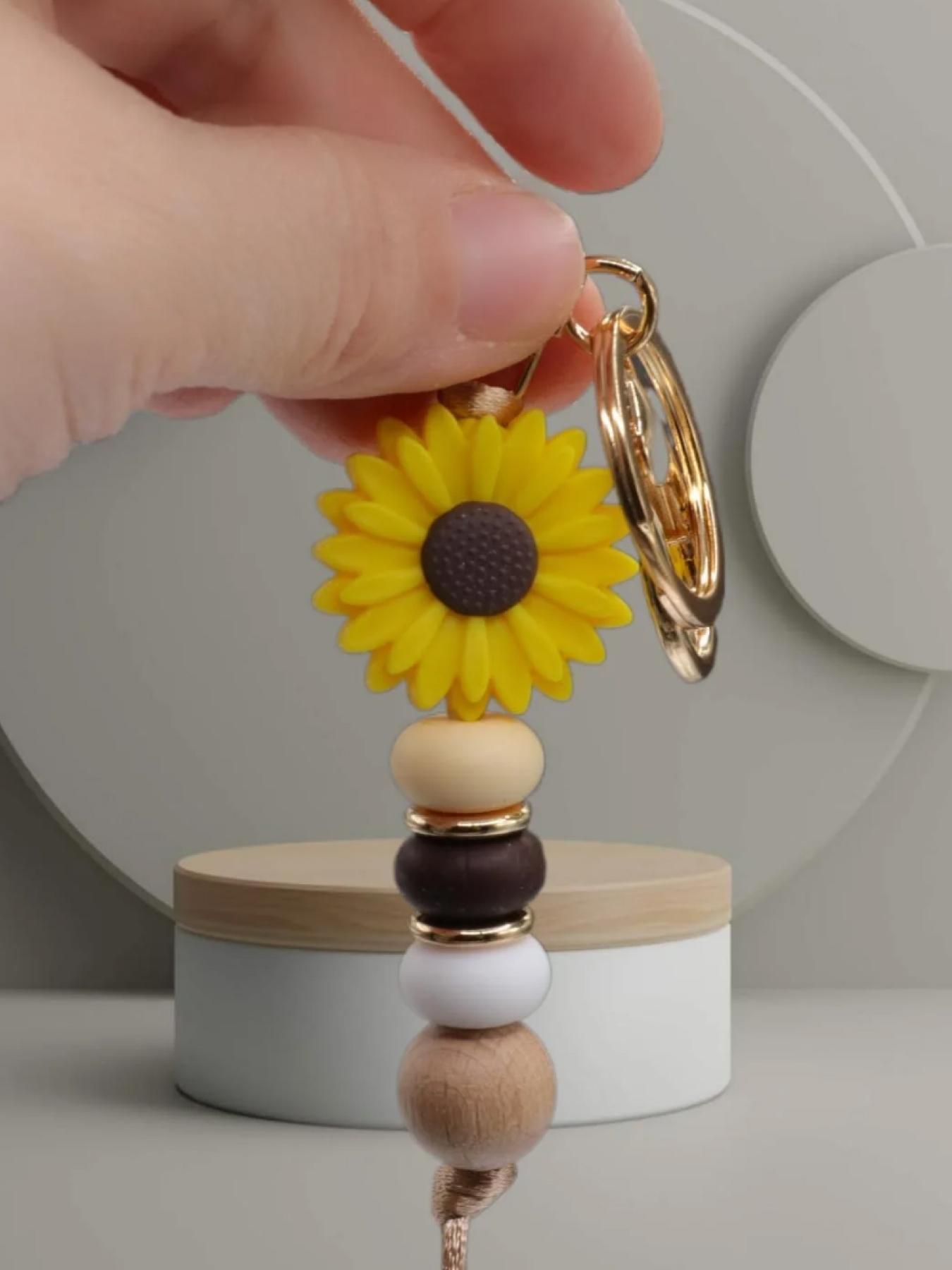 Fashionable and cute sunflower pendant keychain, suitable for daily wear, vacation and dating occasions, and also a surprising and exquisite small gift.