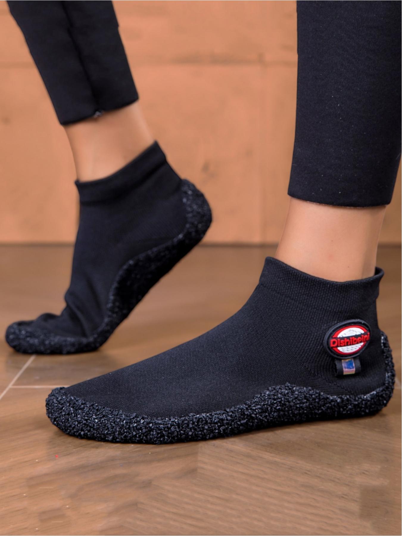 Ladies wear fitness yoga barefoot shoes, with widened toe caps that soft wrap around the foot shape and warm and comfortable lining. They are suitable for indoor home yoga casual wear, fitness training, swimming yoga and other sports scenes