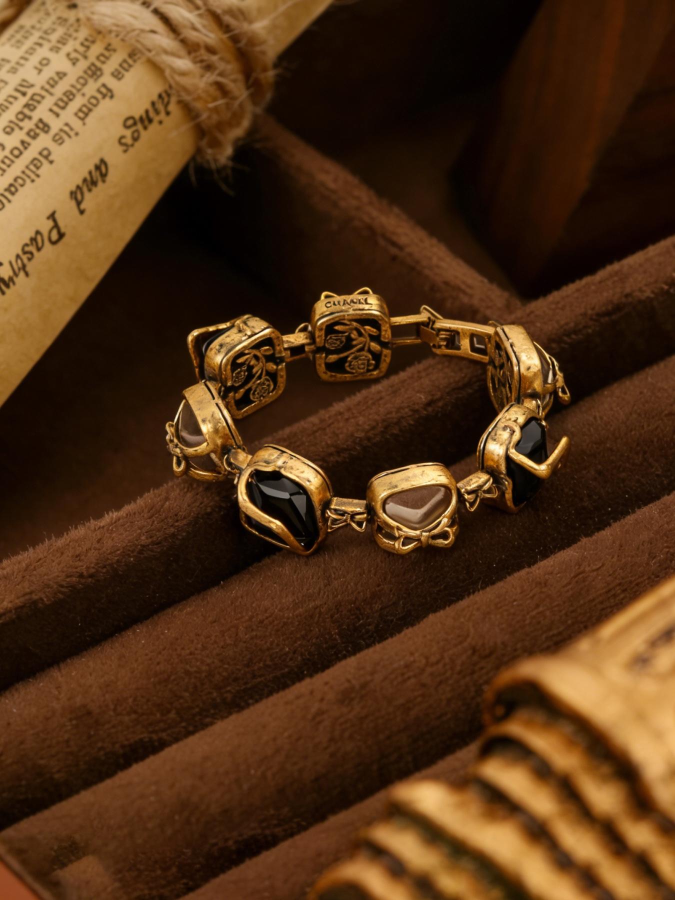 1 fashionable and elegant Baroque diamond encrusted bracelet, suitable for daily commuting, vacation and dating, and also a surprising and exquisite small gift.