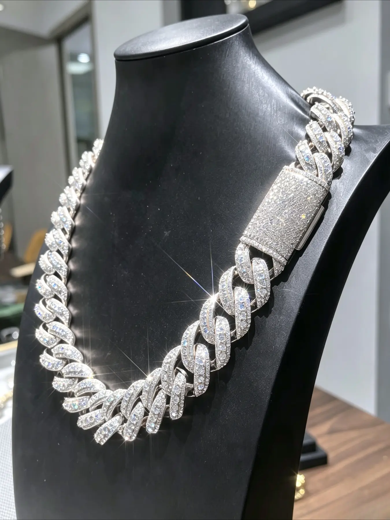 18mm atmosphere hip-hop heavy industry Cuban chain, full of diamonds shining and eye-catching, can be worn for daily street parties, street trend single items, exquisite gift box packaging, Halloween Thanksgiving gifts