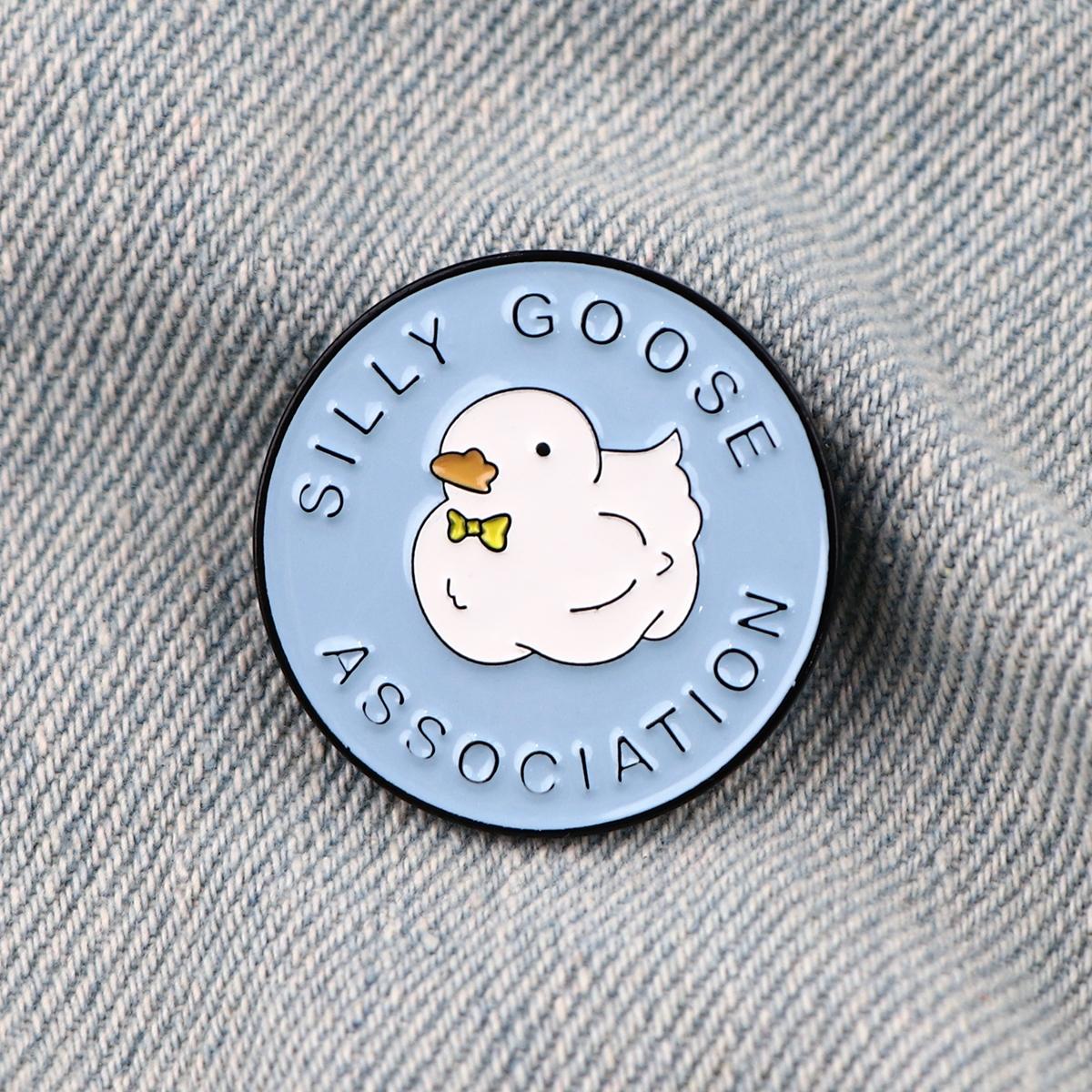 Adorable Cartoon Goose Enamel Pin Charm, Cute Bow Tie Design, Durable Lapel Pin for Clothing & Bags, Unisex Gift Idea
