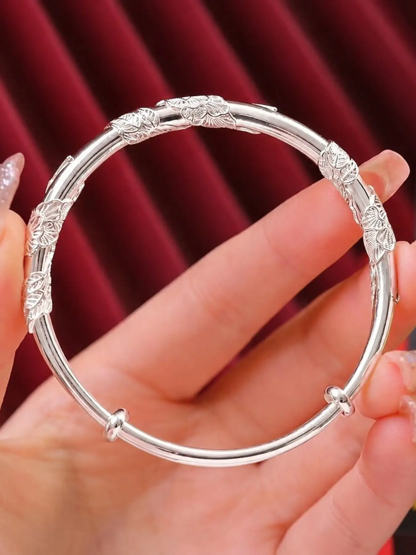 Silver Color Floral Engraved Bangle Bracelet, Vintage Carved Round Hinged Design, Elegant Jewelry for Women, Perfect for Daily Wear & Gifts
