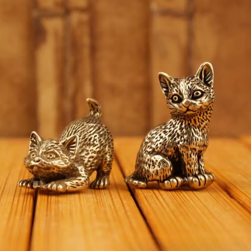 Retro brass miniature kitten, desktop decorative figurine of a simulated animal. No electricity required. Perfect gift for cat lovers. Cat-themed gift, desktop decoration, art sculpture, intricate craftsmanship, decorative sculpture