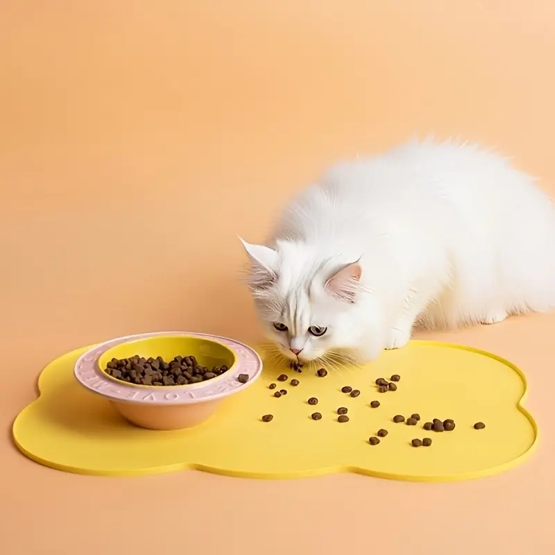 Cat-shaped silicone dining mat. Made of silicone, this mat features a plain, minimalist design, is cute, easy to clean, durable, portable, and suitable for use at home or in themed restaurants.