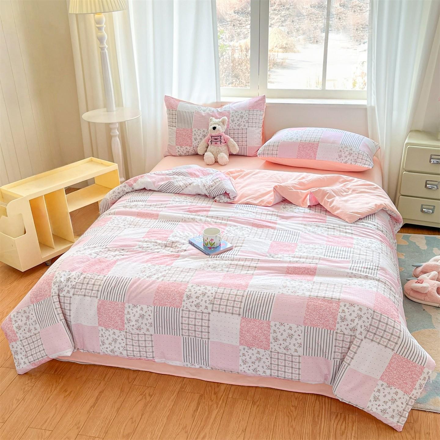 Rustic-style patchwork floral print summer lightweight blanket—an ultra-soft, skin-friendly blanket perfect for air-conditioned rooms and summer cooling. Ideal for use in summer bedrooms, offices, on beds, in living rooms, and for home relaxation