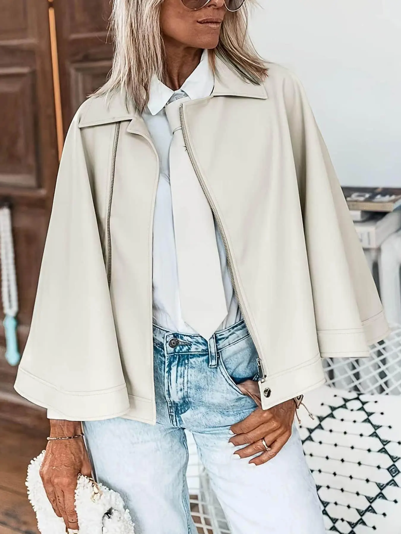 A women's fashionable and luxurious style loose and versatile cape jacket, new for autumn and winter, suitable for urban commuting, afternoon tea dates, banquet trips, store visits, short trips, and social gatherings.