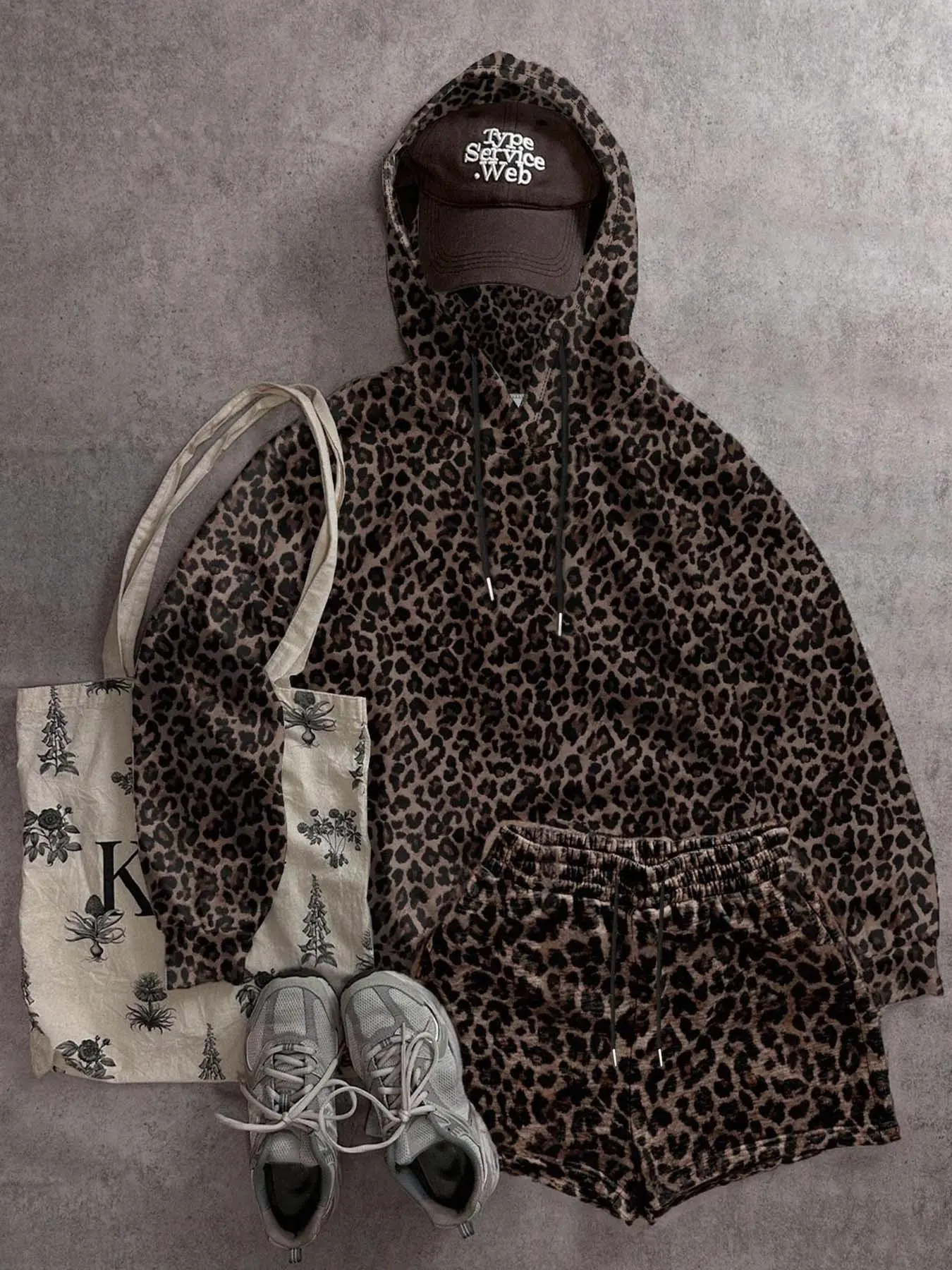 Vintage brown leopard print hoodie and shorts set | Soft and loose hooded sports set, Y2K street style outfit, casual loungewear two-piece for women, trendy 2026 #LeopardSet #Y2KOutfit #StreetwearWomen #Loungewear #TrendySet