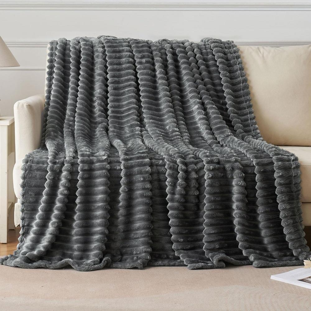 Soft Flannel Sofa Blanket, Comfortable Plush Striped Sofa Bed Cover, Lightweight Decorative Ribbed Rug, Ideal for Men and Women