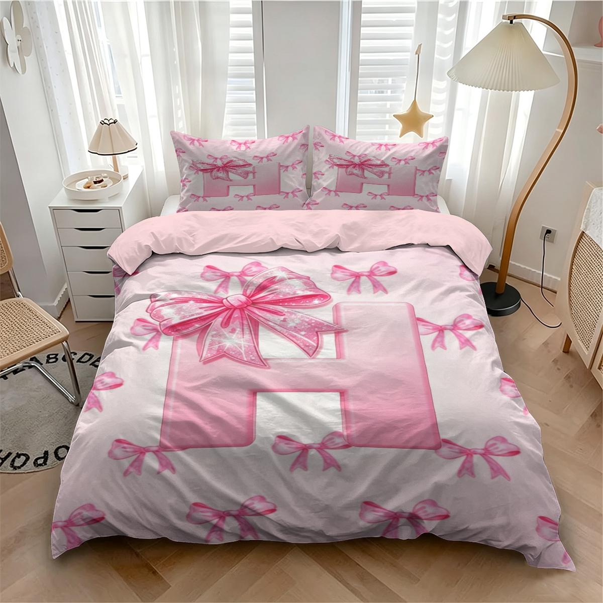Pink Letter A~Z Bow Pattern Duvet Cover Set, 2/3Pcs Aesthetic Cute Bedding Set, Comfy Bedding Set, Breathable Quilted Quilt, Sweet Girly Bed Linens, Perfect for Teen Girls Bedroom Decor. 1 or 2 Pillowcase, No Filling