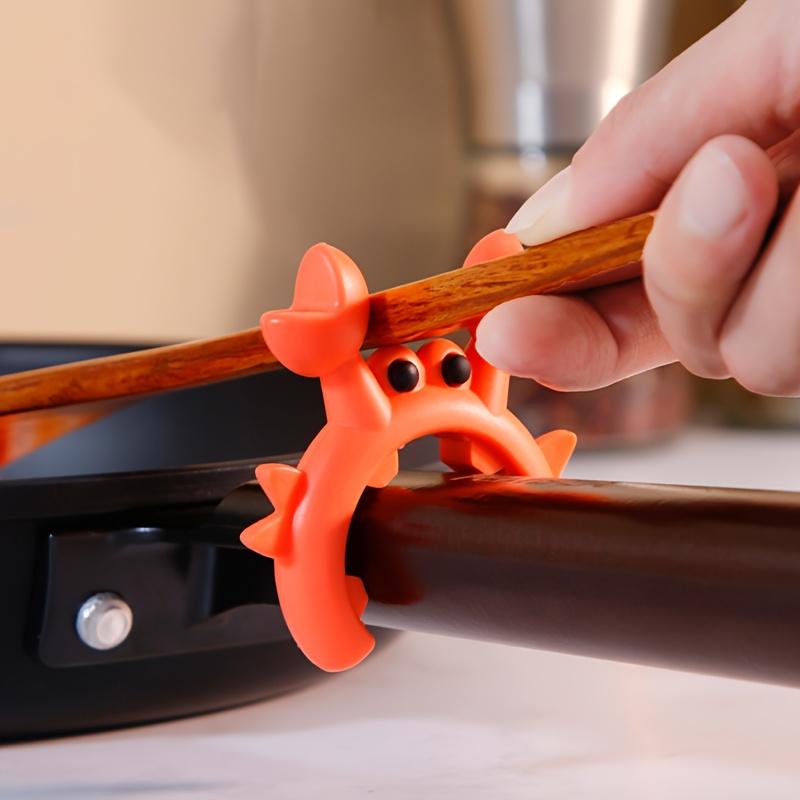 A set of 2 silicone spoon holders, designed in the cute shapes of crabs and octopuses, heat-resistant spoon holders for kitchen utensils and spatulas, kitchen cooking tool organizer - perfect for a gift!