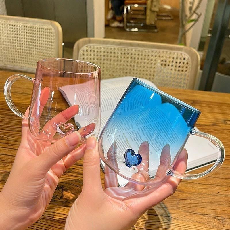 2 Pack gradient high Borosilicate Glass Cups, Transparent Coffee Cups, Coffee Mugs, Modern Glass Mug, Reusable Water Cups, 3D Heart Hand-Holding Cups, Aesthetic Tea Cups, for Coffee, Juice, Milk, Water, Mother's Day Gift