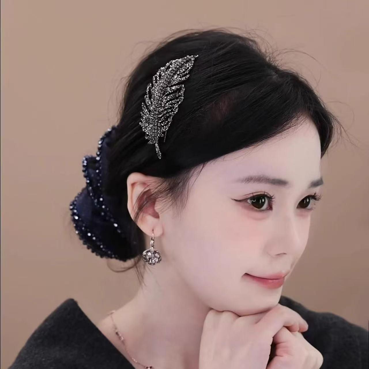 2026 New Luxury Style Earrings with Rhinestones, Perfect for Parties and Gifts, Elegant Accessory for Special Occasions