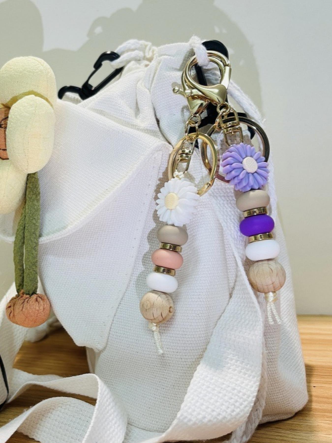 Fashionable and cute sunflower pendant keychain, suitable for daily wear, vacation and dating occasions, and also a surprising and exquisite small gift.