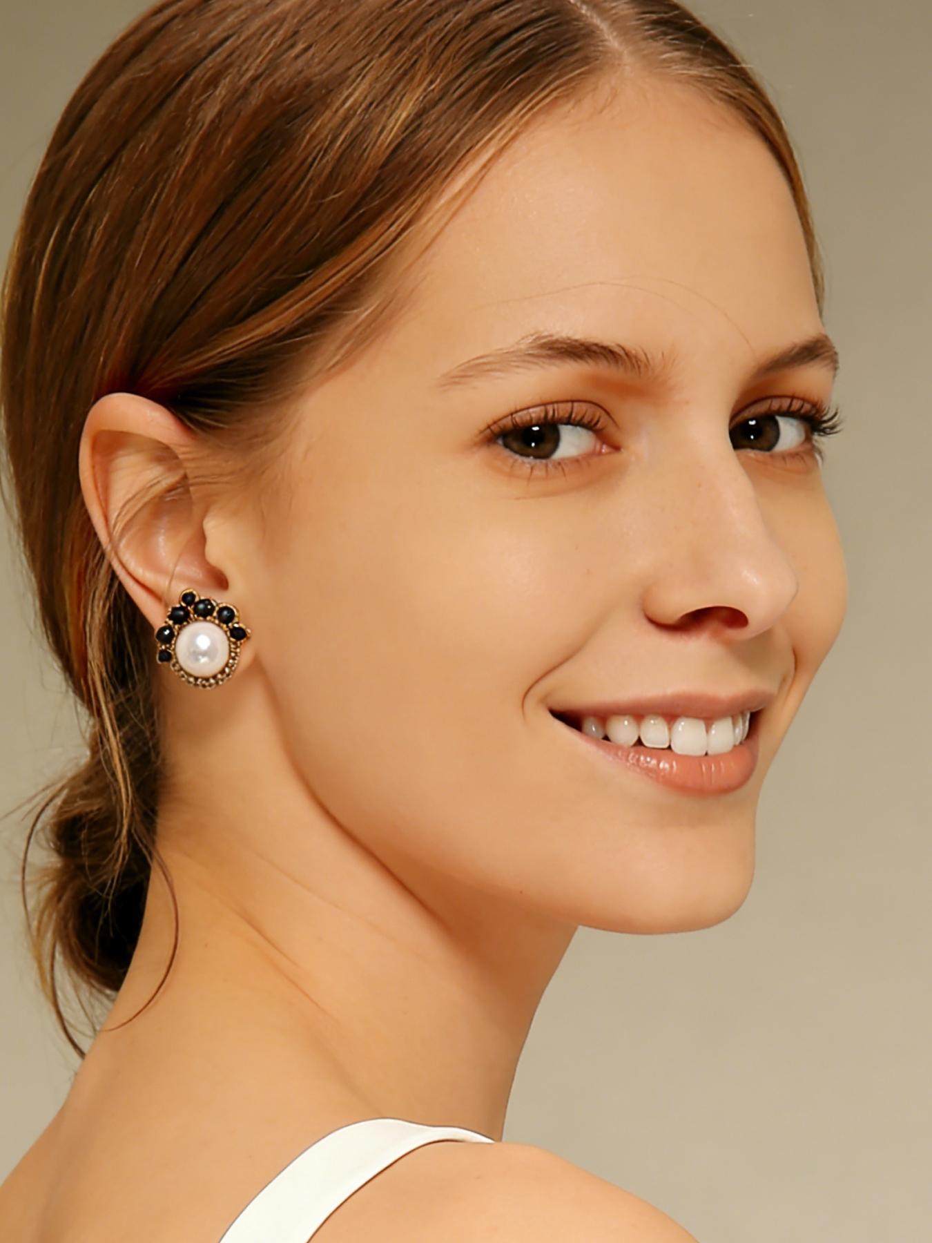 1 pair of retro and elegant pearl studded diamond earrings, suitable for daily commuting, vacation and dating, and also a surprising and exquisite small gift.