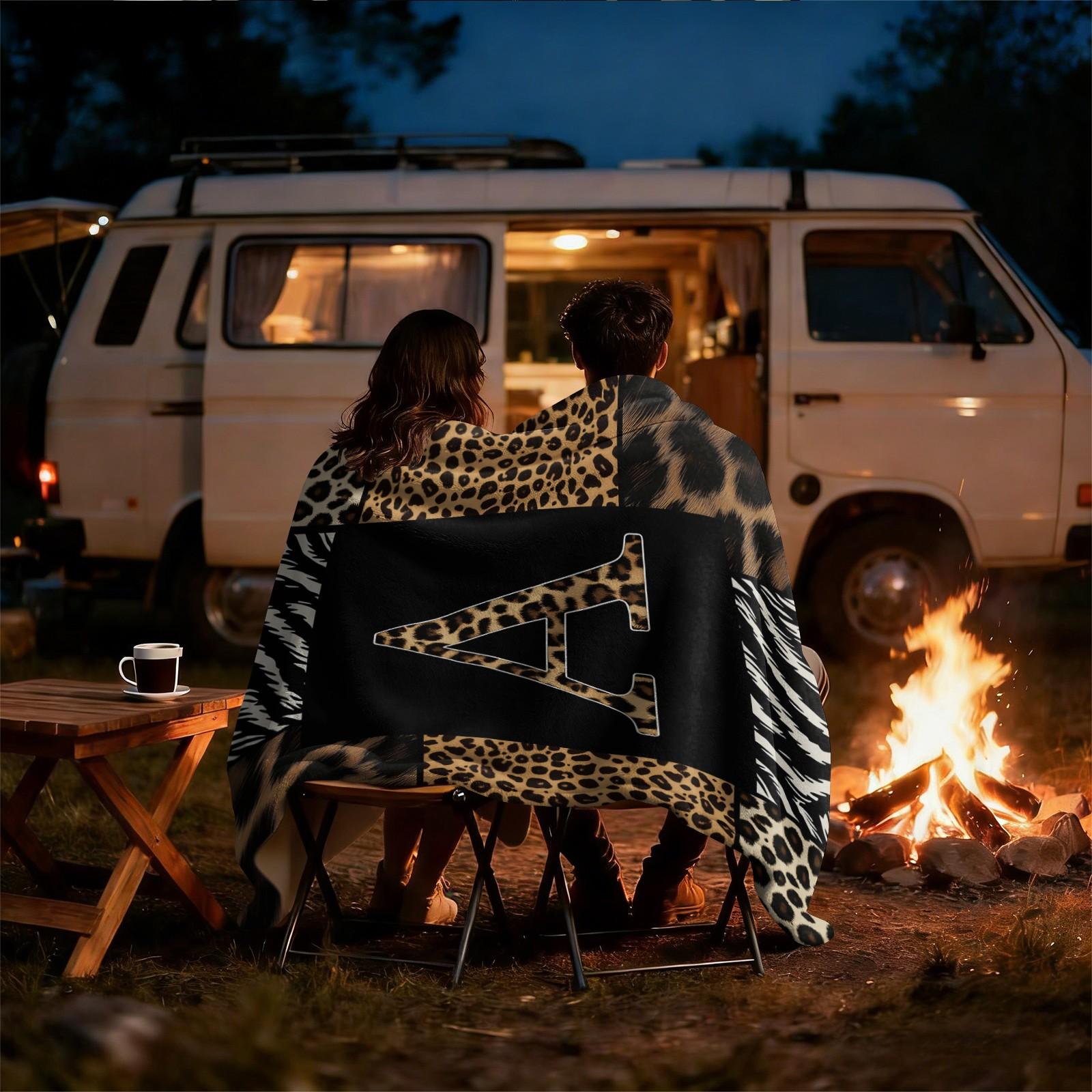 26 Letters Leopard Print Flannel Blanket, Soft & Comfortable, Warm & Breathable, Perfect for Couch Bed Recliner, Stylish Alphabet Printed Flannel Throw, Suitable for Bedroom Living Room Dorm, All-Season Cozy Gift Blanket