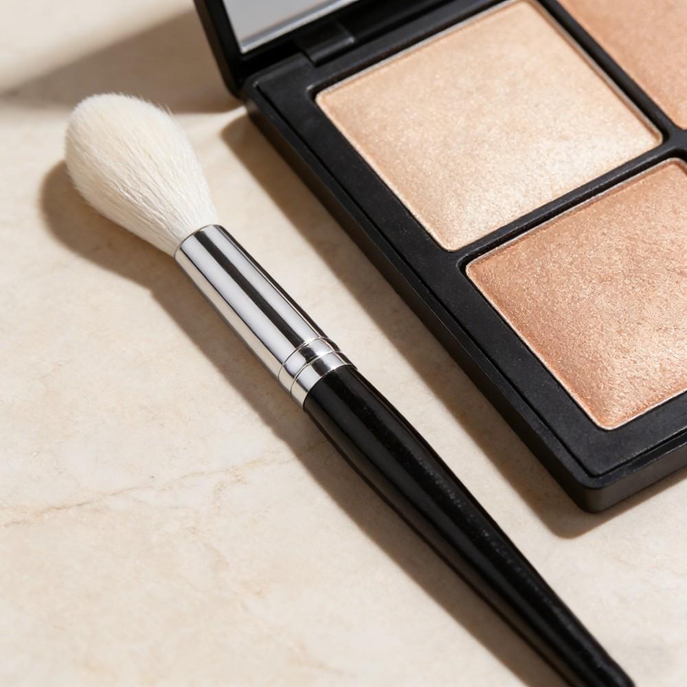 Flame Highlighter Brusher, Powder Blush Highlight Contour Sculpting Makeup Tool, 100% Goat Hair Tapered Makeup Brush, 1pcs