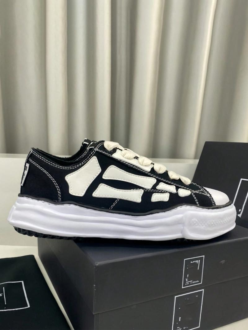 Unisex skate shoes, canvas slip-ons with wrapped soles, stylish low-top sneakers, trendy and comfortable versatile footwear for both men and women, outdoor athletic shoes.
