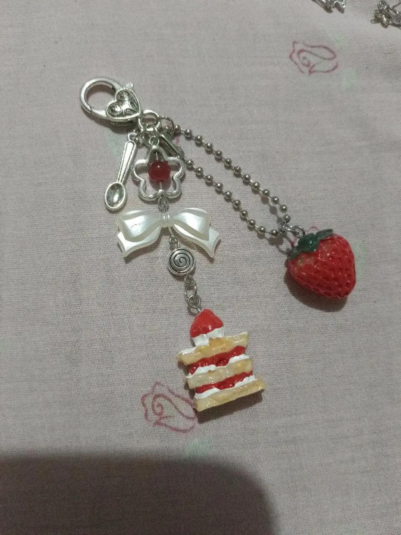 Cute Strawberry Cake Dessert Keychain, Fruit Girly Keychain, Cute Keychain Accessory, Handmade Y2K Resin Cake Strawberry Charm Beaded Keyring for Women Bow Heart Mobile Phone Lanyard Key Ring Bag Decoration Pendant Jewelry Accessories Gift