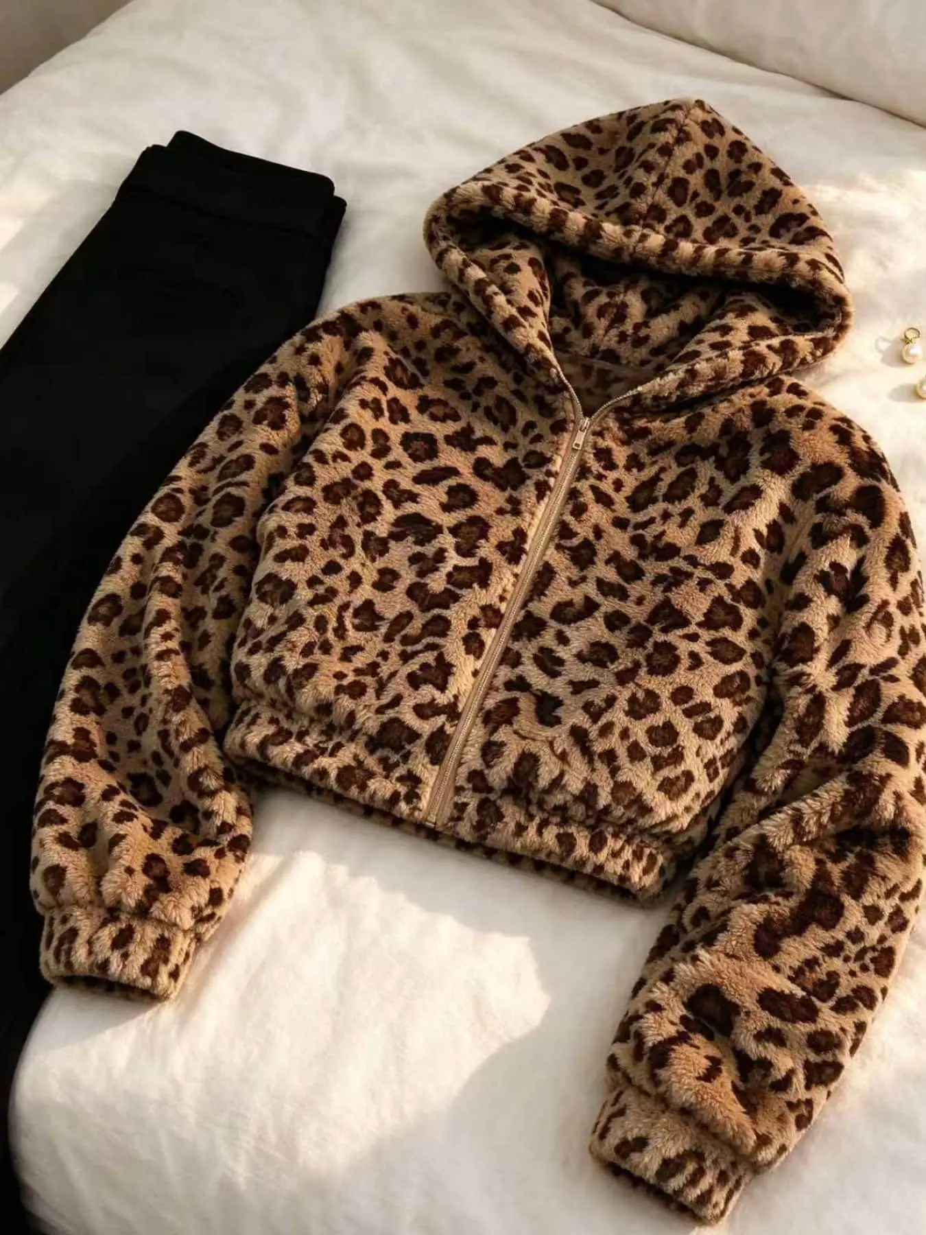A fashionable autumn and winter retro leopard print short plush hooded Casual jacket for women, suitable for daily outings, commuting and leisure, short trips, bar music festivals, and party gatherings.