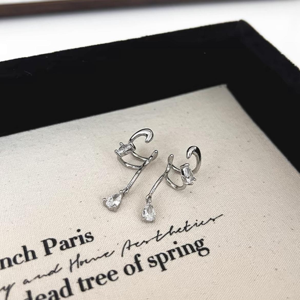 Elegant No Piercing Ear Cuff for Women, Simple Design, Versatile Ear Clip, Comfortable Wear, Perfect for Commuting and Dates