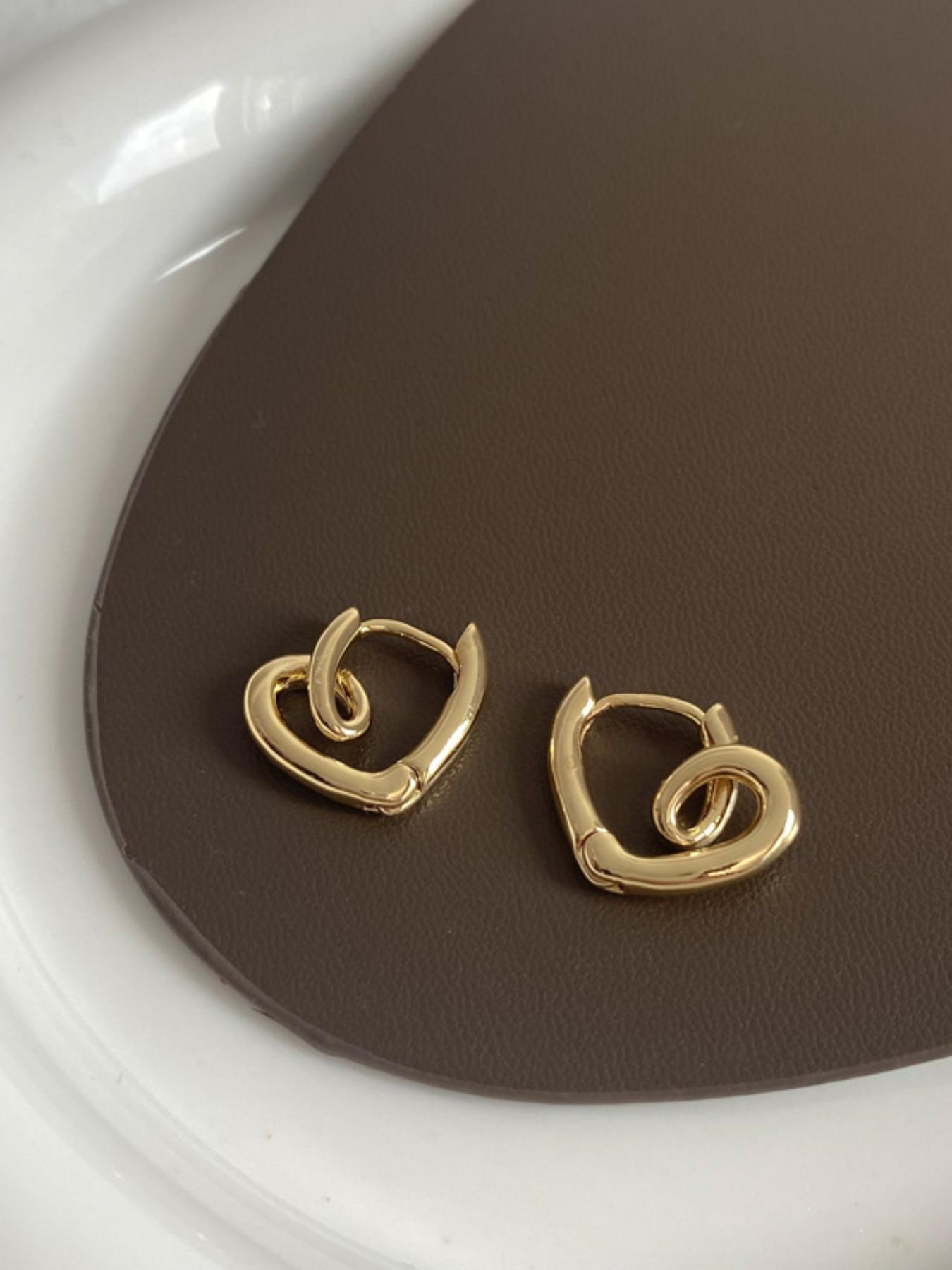 Women's Heart-Shaped Metal Ear Studs, Korean Style Minimalist Design, Cold-Weather Fashion Accessory, Unique Women Jewelry