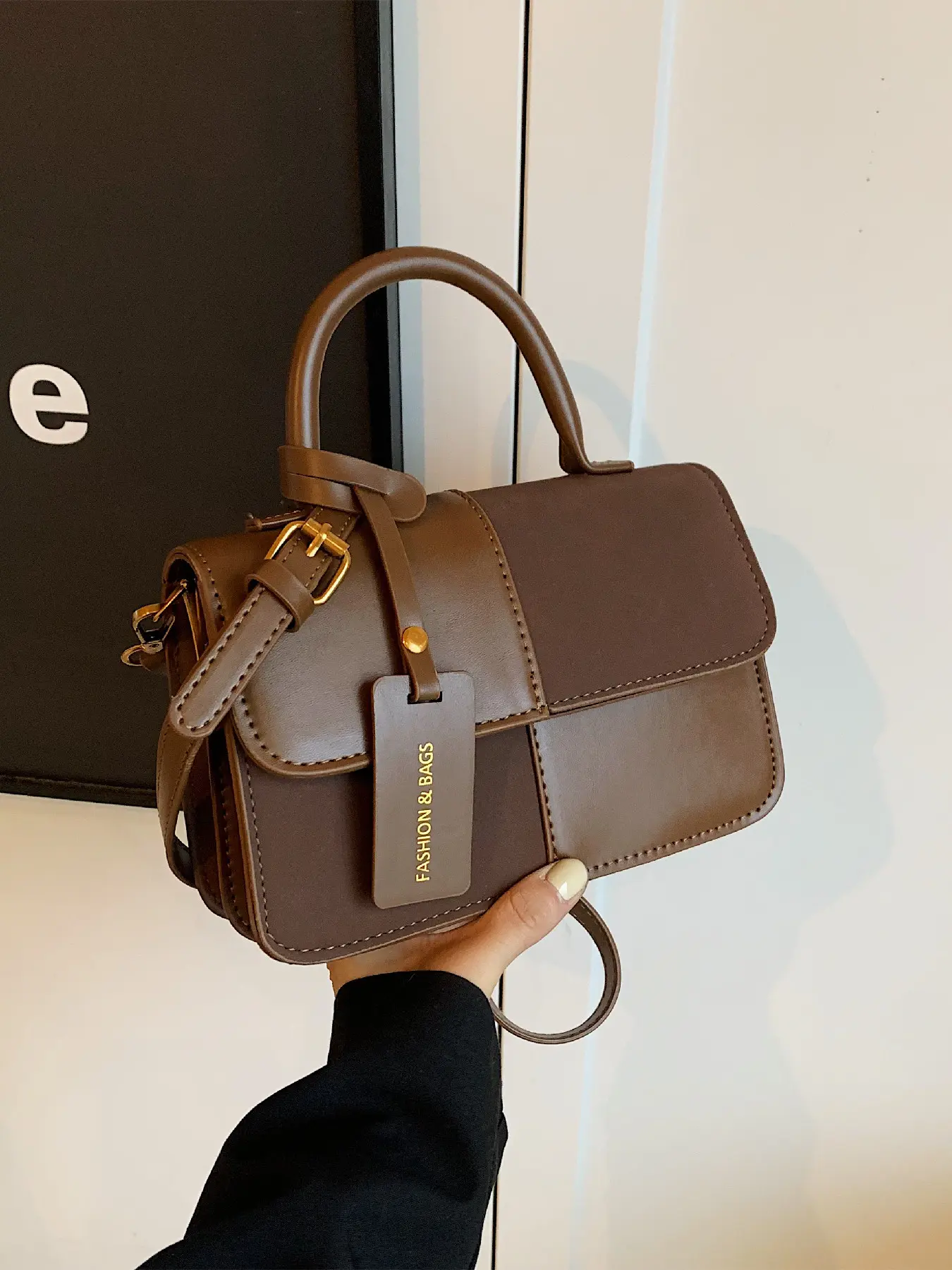 Retro versatile color block splicing letter design practical handbag that can be carried on one shoulder diagonally, suitable for daily outings, dates, and dinners, Everyday shoulder handbag