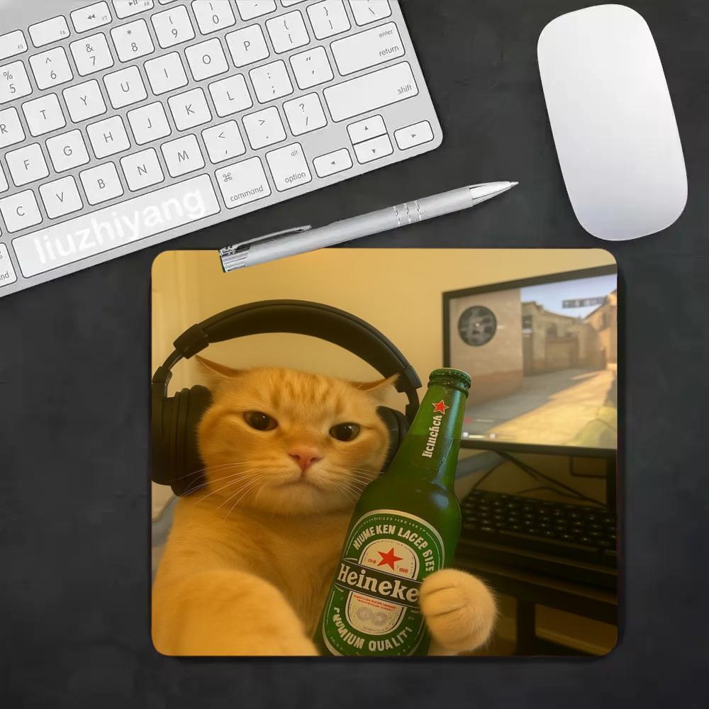 1 Mouse Pad Square rubber mouse pad, locked edge, non-slip, smooth surface. Computer accessory for office & gaming, fits laptop & PC. Available in large 45×40cm and small 22×18cm.