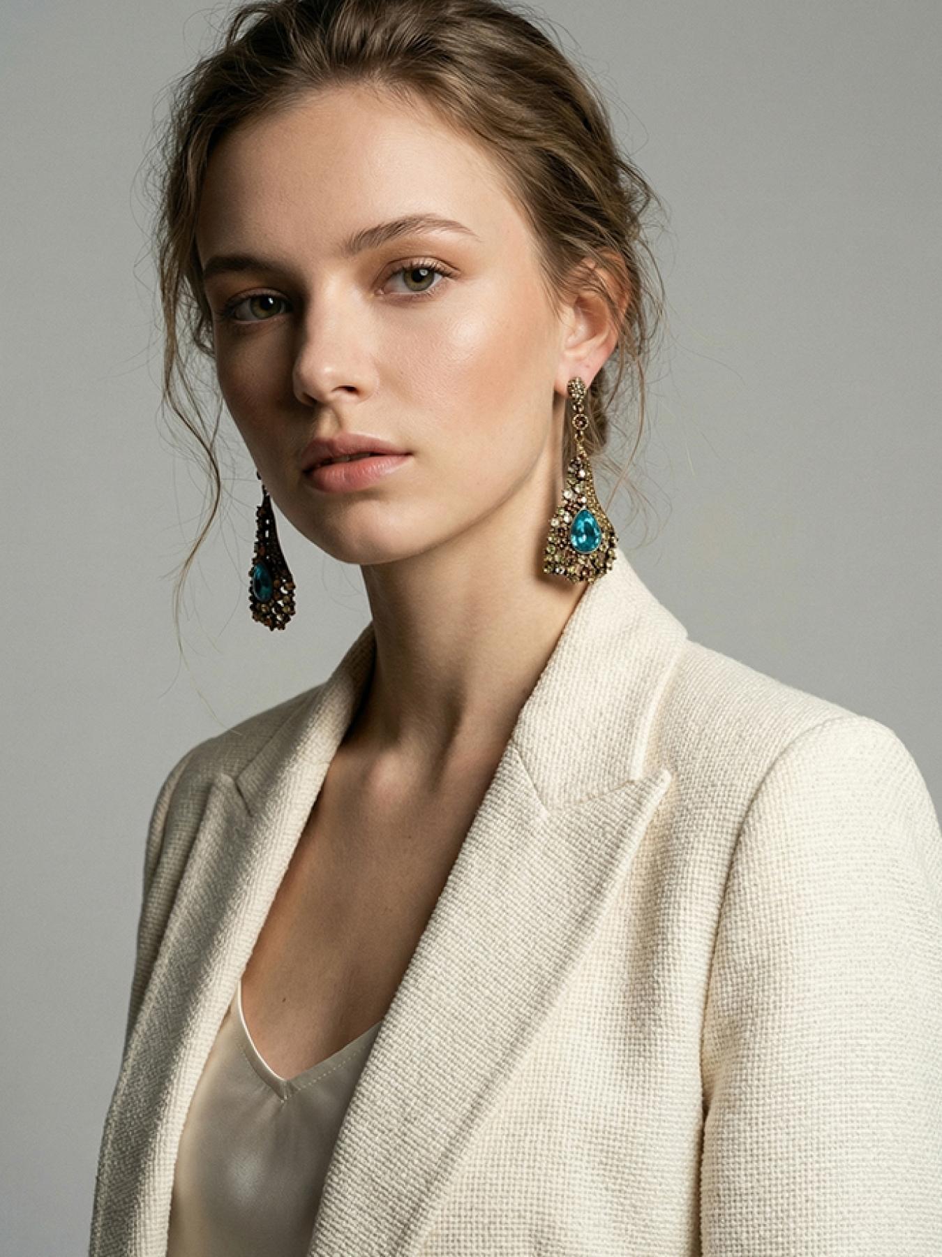 A pair of vintage noble teardrop shaped sapphire pendant earrings, suitable for daily wear, vacation dates, and other occasions, and also a surprising and exquisite small gift.