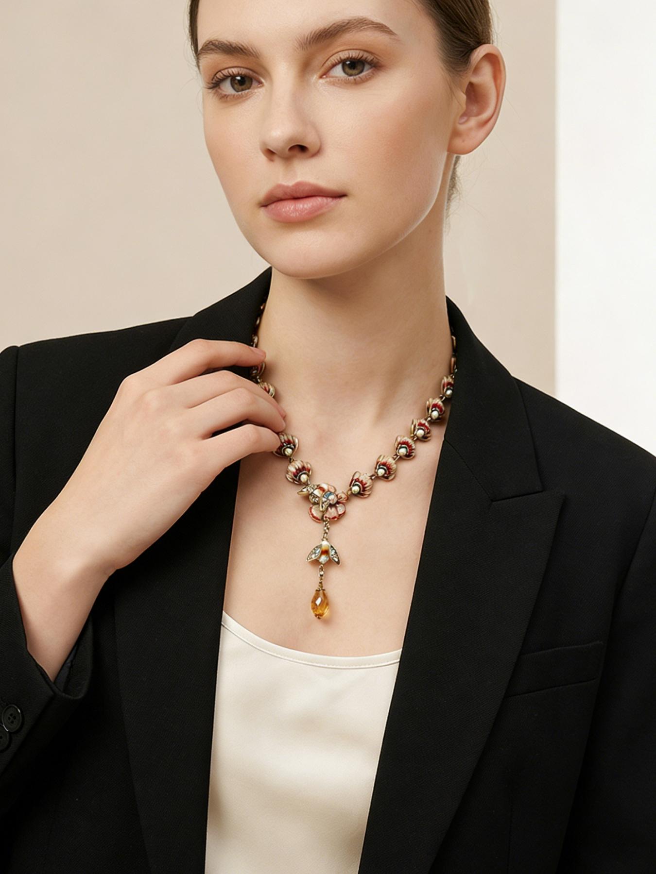A fashionable and elegant shell chain pendant necklace, suitable for daily wear, vacation dates, and other occasions, and is also a surprising and exquisite small gift.