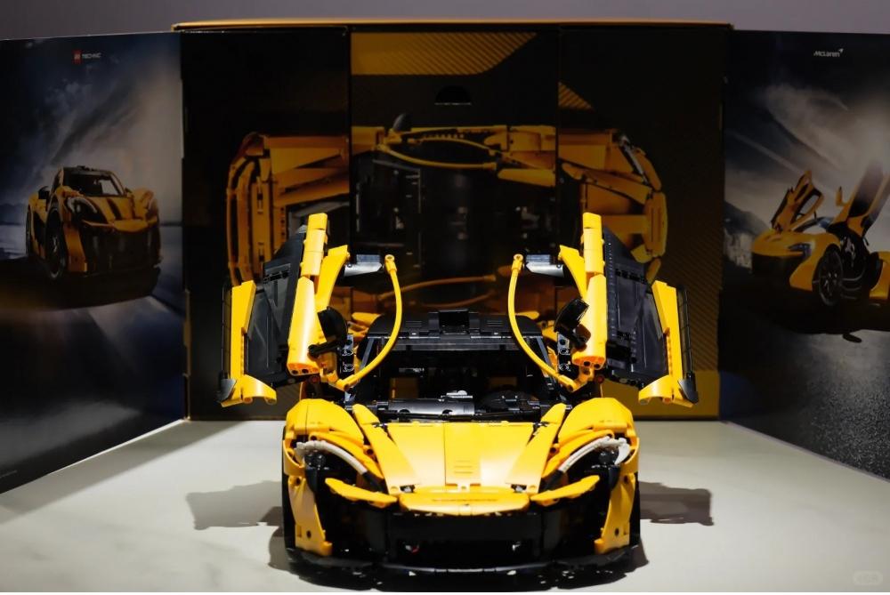 Technic  P1 Hypercar Building Set, Scale Model Car Kit for Adults to Build, Collectible Vehicle with V8 Piston Engine and 7-Speed Gearbox, Gift for Men, Women, Him or Her 42172 P1 building kit for birthday/Christmas gift  P1 building blocks gift for car l