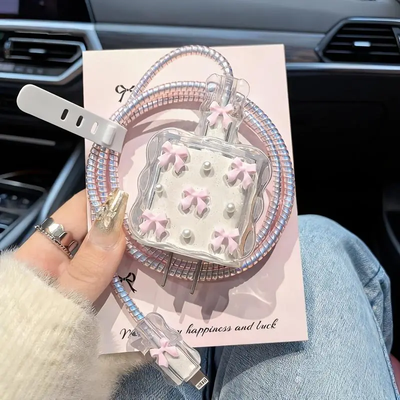 This 5pcs Phone Charger Case Set Features a Pink Bow and White Pearl Design, Is Compatible with Apple 20W/18W Chargers, and Is Also Compatible with Charger Cases for iPhone 16 Pro Max/15/14/13/12/11. It Is Dustproof and Drop-proof.