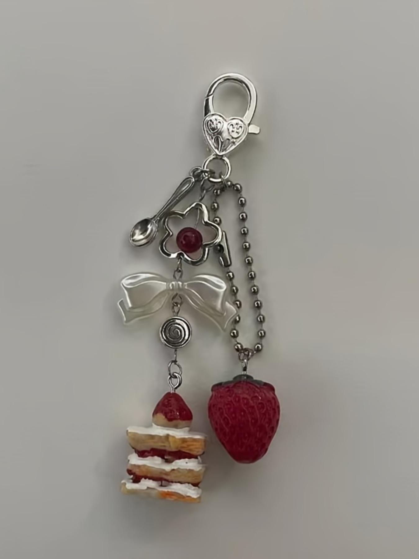 Cute Strawberry Cake Dessert Keychain, Fruit Girly Keychain, Cute Keychain Accessory, Handmade Y2K Resin Cake Strawberry Charm Beaded Keyring for Women Bow Heart Mobile Phone Lanyard Key Ring Bag Decoration Pendant Jewelry Accessories Gift