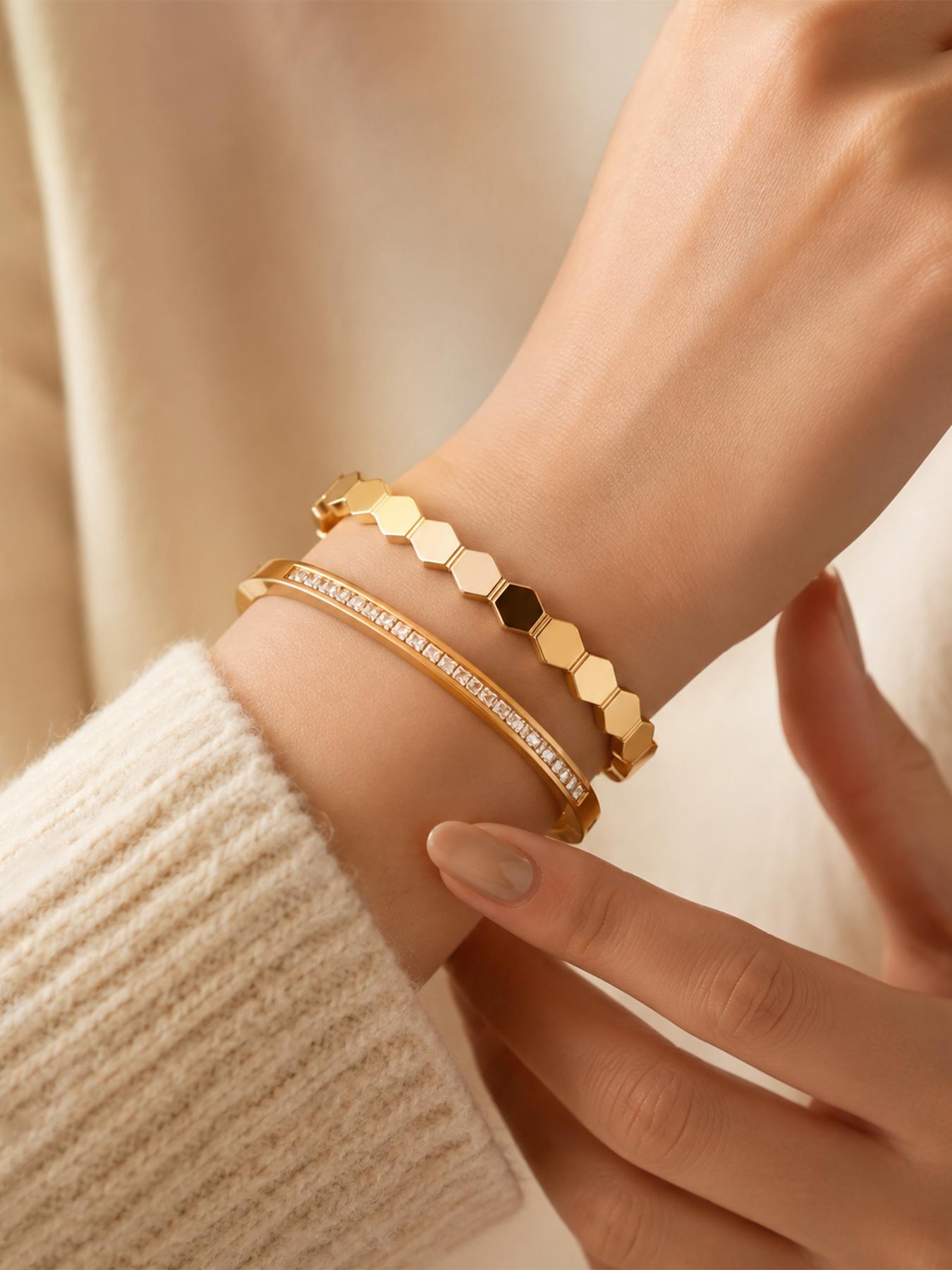 Versatile bracelet is lightweight, exquisite, and not picky about style. It has a delicate and polished texture that is high-end and can be paired with any clothing. It is the accessory with the highest frequency of daily wear