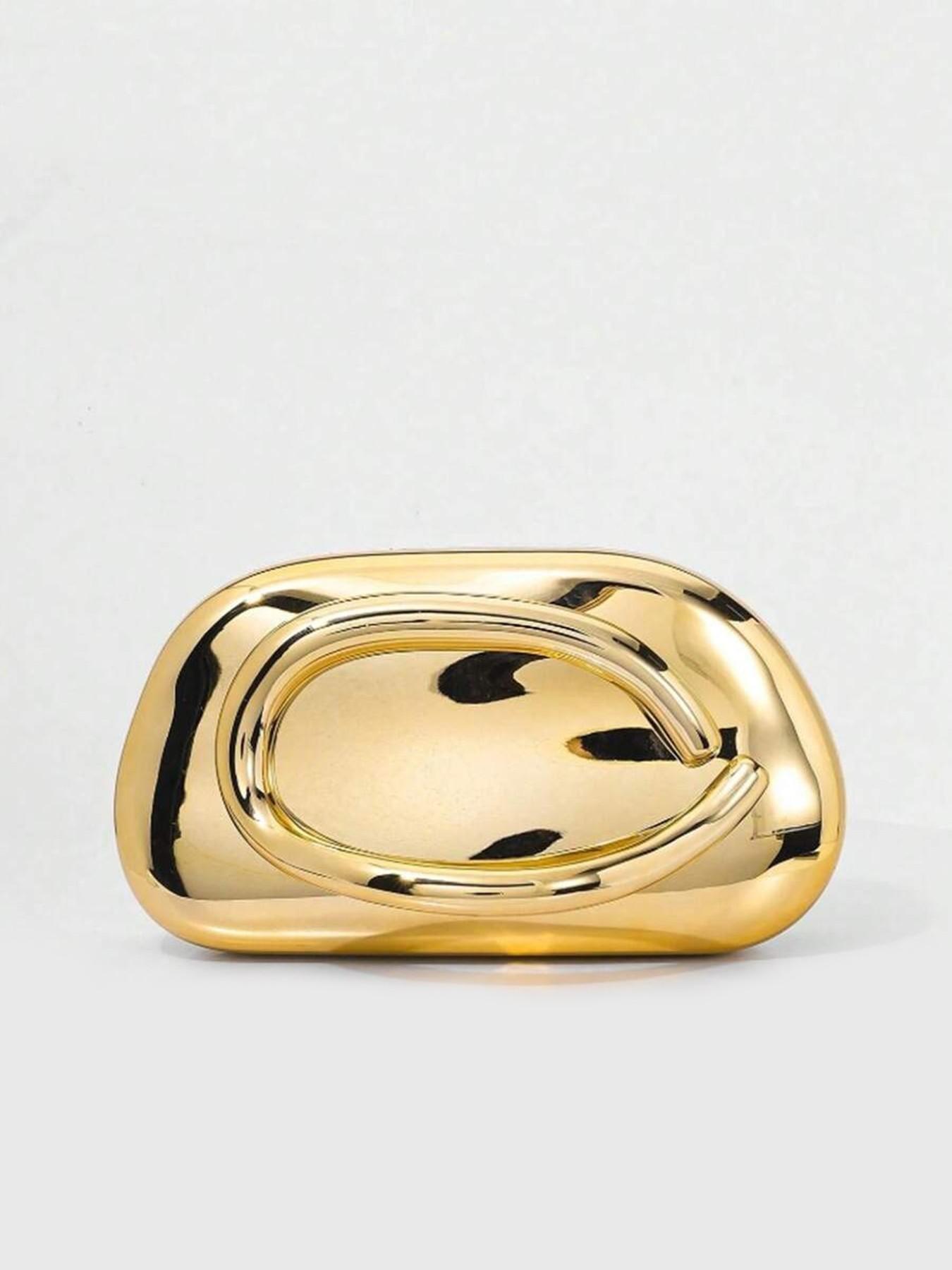 Retro light luxury style practical texture hand-held bag, hollow handle design, fully glossy texture, fashionable niche personality exquisite style bag, chain shoulder strap design, versatile item for dinner parties