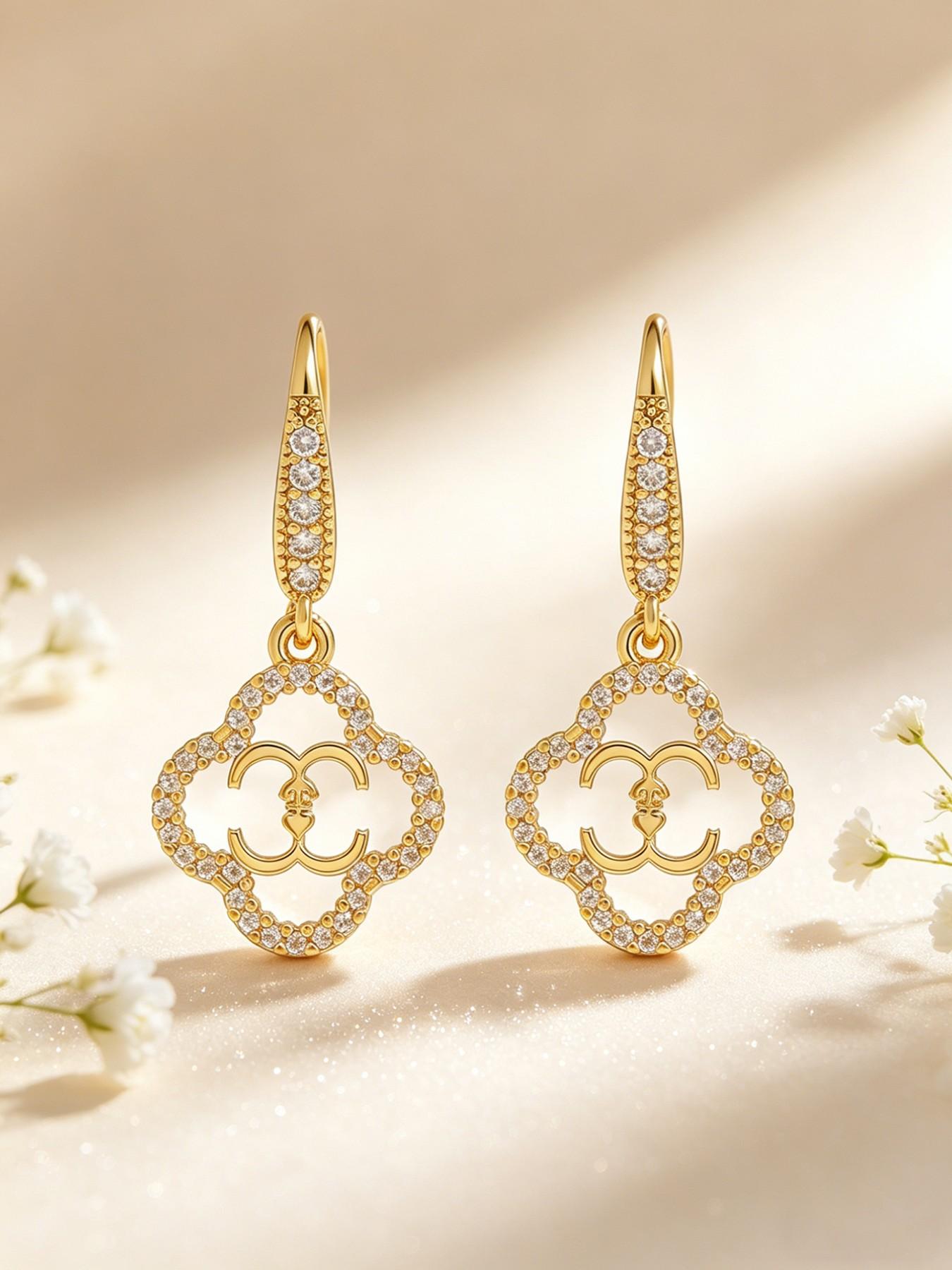 A pair of vintage four-leaf clover earrings, elegant petal design, copper-set synthetic zircon drop earrings, exquisite and luxurious