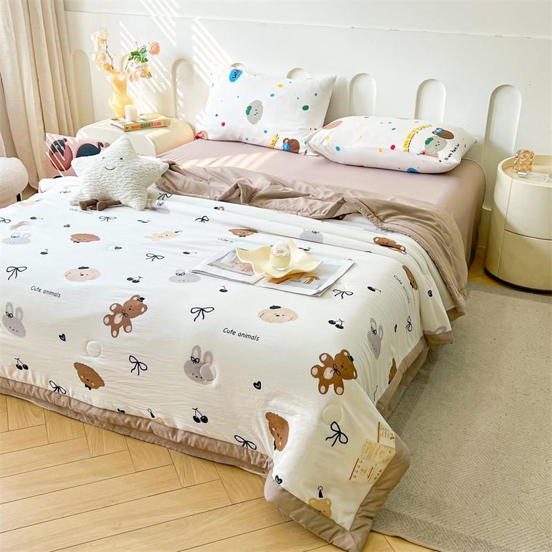 1 piece summer thin quilt with bear pattern, a soft and breathable quilt specially made for air conditioners. This summer cooling quilt is skin-friendly, soft, lightweight, suitable for spring and summer, breathable, thin and light, can be machine washed.
