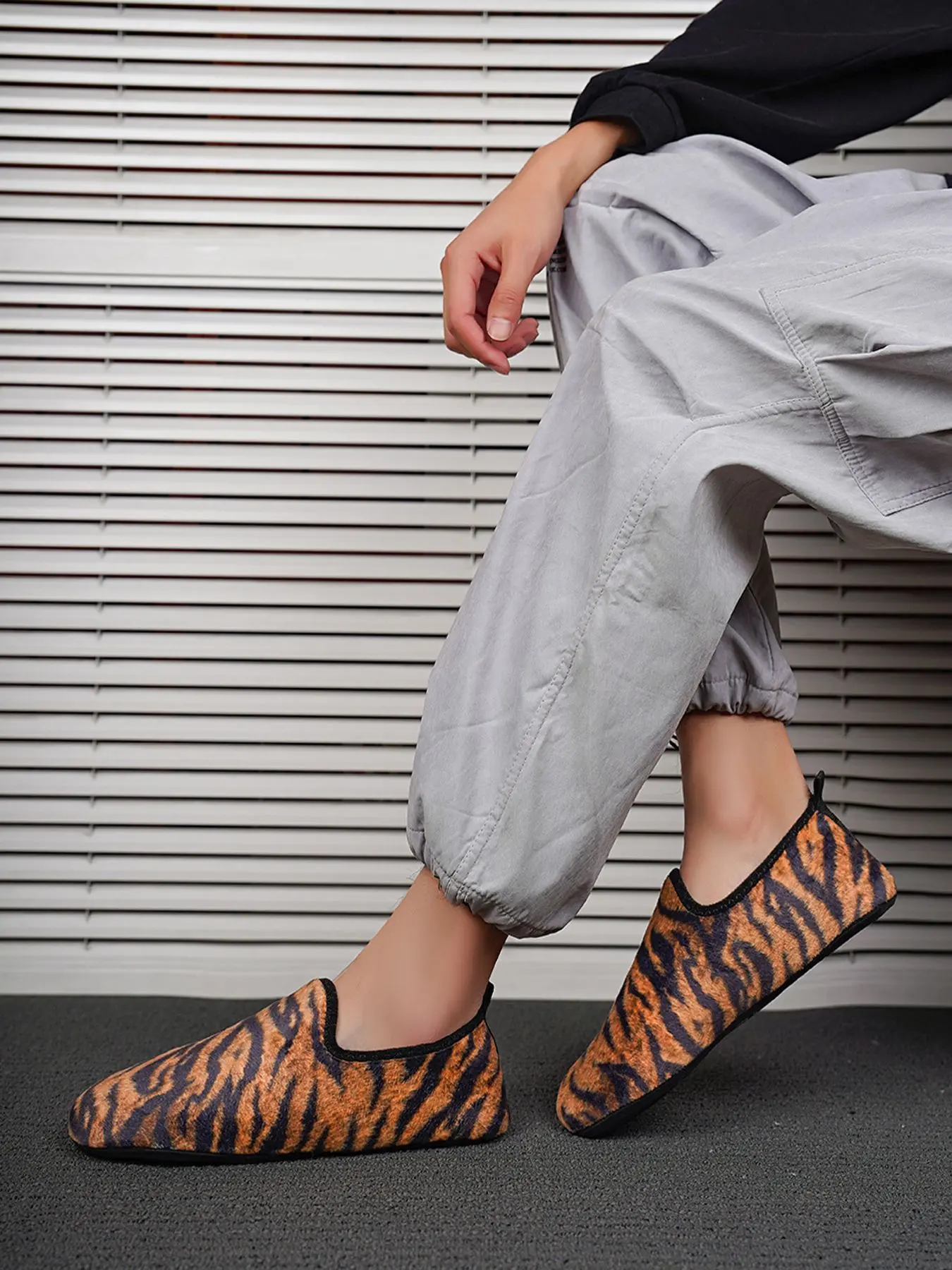 Men's Leopard Print Fuzzy Simple Casual Slippers, Portable Training Sports Slippers, Anti-Slip One-Foot Training Slippers, Suitable for Gym Workouts and Home Use.