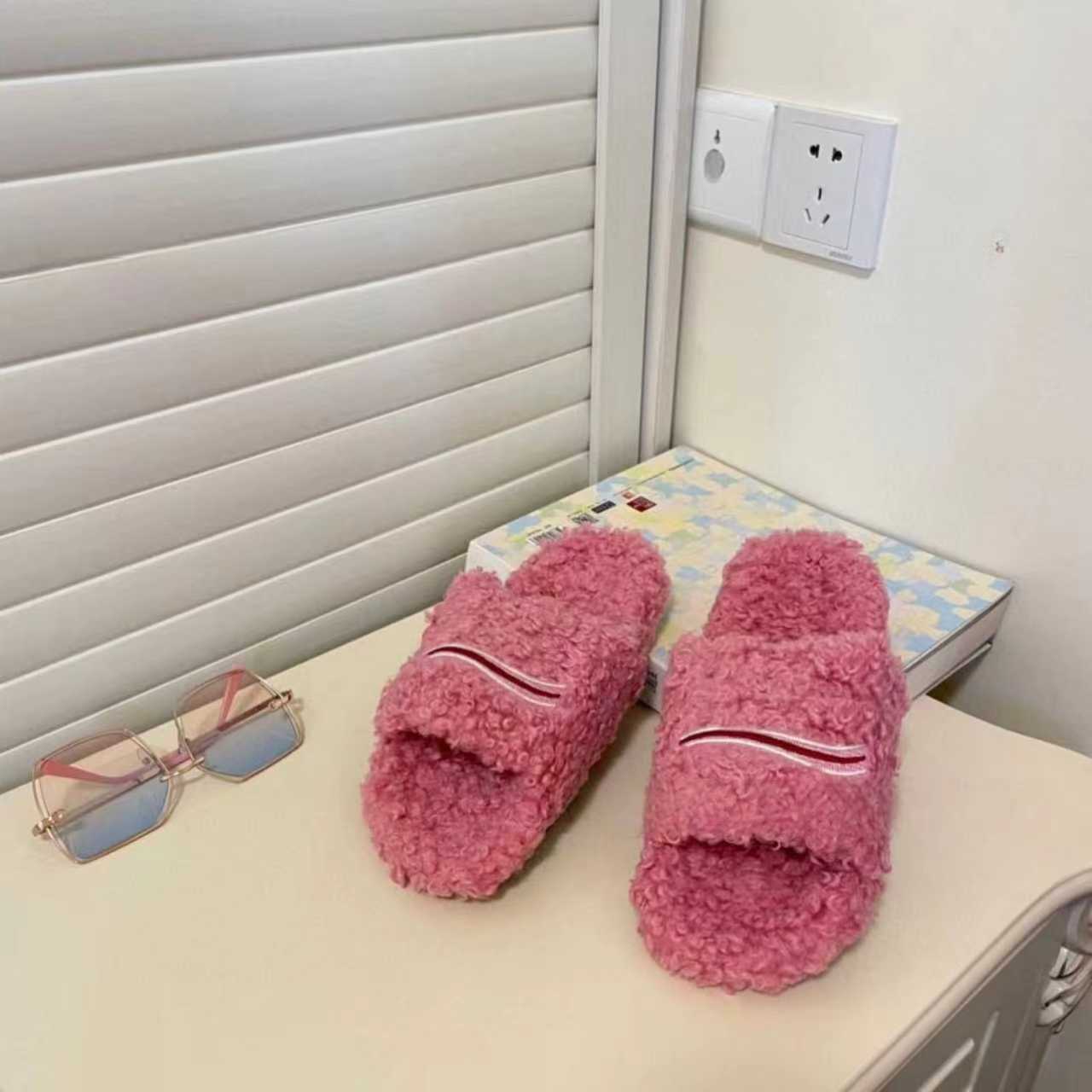 Men Women Winter Faux Fur Slippers Warm Letters Fluffy Indoor Outdoor Slide Sandals Comfortable Fuzzy Flip Flop Slipper 2025 New