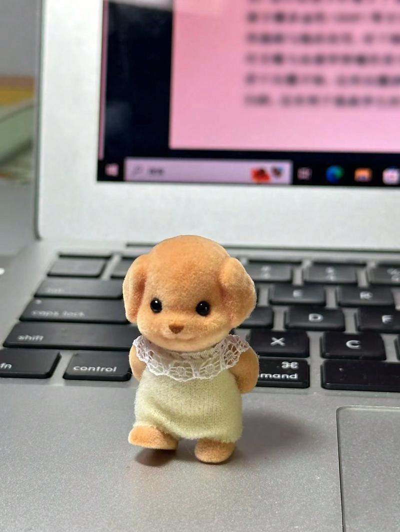 Sylvanian Families Vip Dog Doll, Adjustable Limbs Miniature Figurine, Desktop Decoration, Random Style Packaging, Collectible Toy