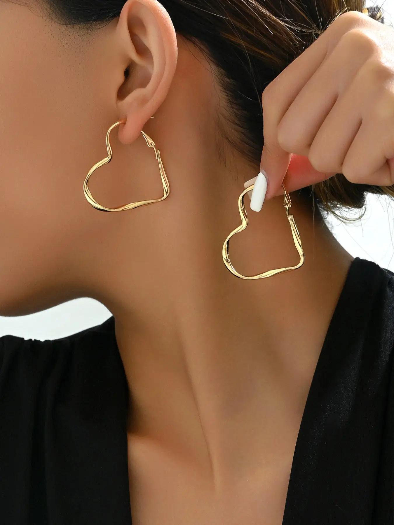 Women’s Dainty Heart Huggie Hoop Earrings, Lightweight Copper Tone Fashion Jewelry with Beating Heart Design, Minimalist Everyday Earrings for Birthday Gift, Date Night & Daily Wear