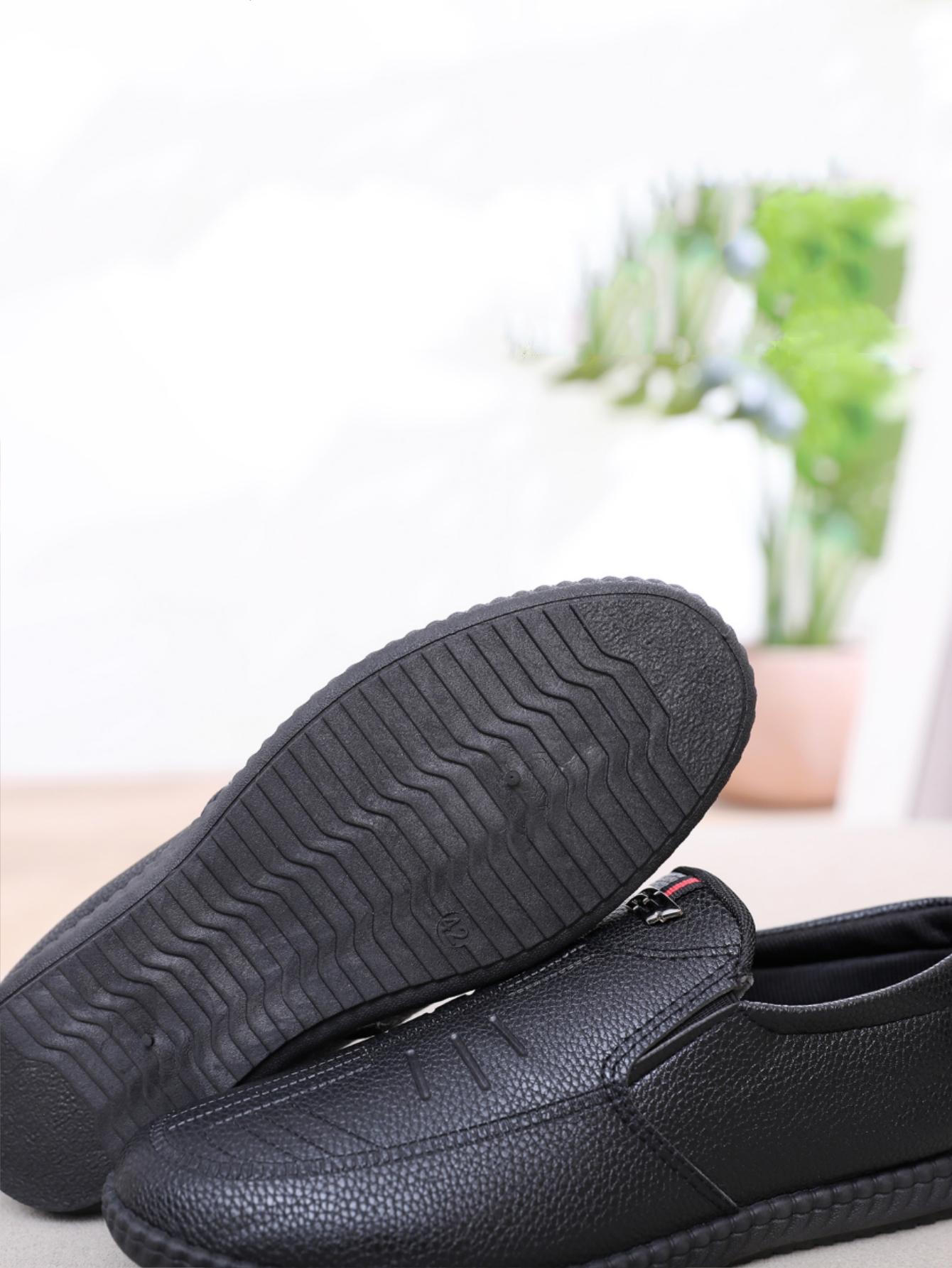 Men's casual shoes, with a texture of lychee texture on the upper, are fashionable and durable. The red and black striped details are embellished, and the thick and tough sole is a powerful tool for daily commuting and casual wear